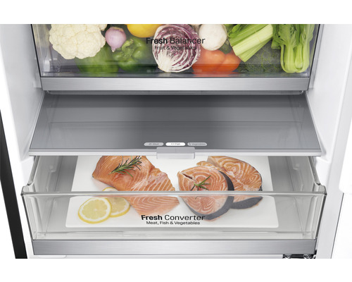 Kühlschrank mit Gemüse und Fisch in Schubladen