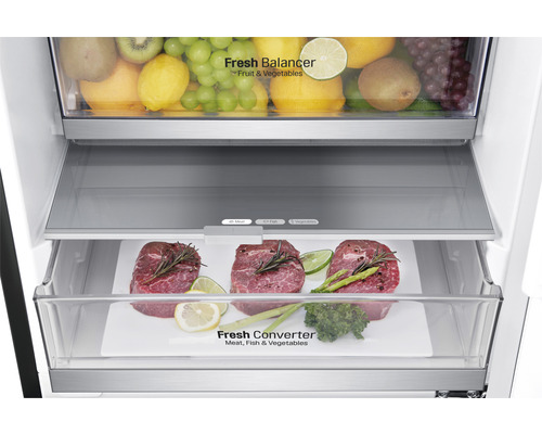 Kühlschrank Innenraum mit Gemüse-, Fleisch- und Fischfächern.