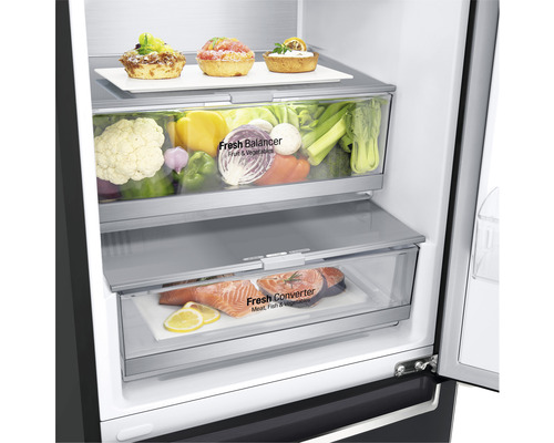 Innenraum eines Kühlschranks mit Lebensmitteln in Schubladen