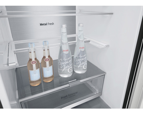 Innenraum eines Kühlschranks mit Glasflaschen auf einem Regal