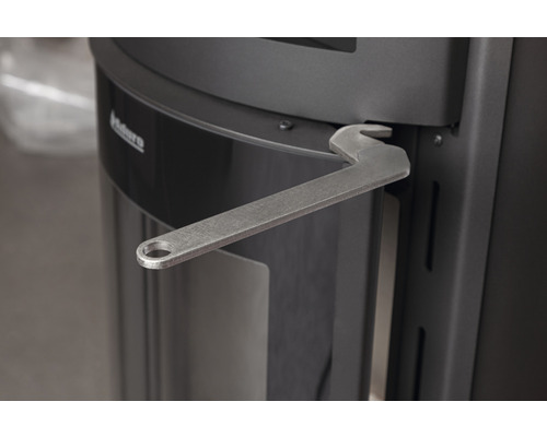 Detailansicht eines Ofens mit Werkzeug