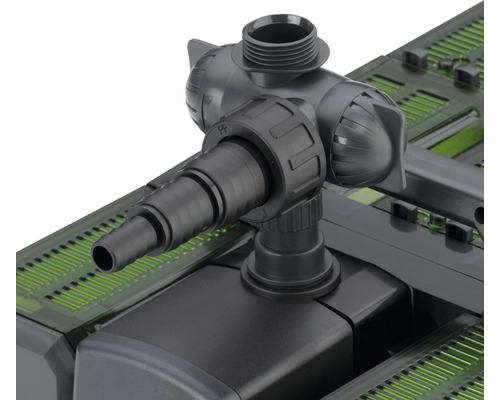 Detailaufnahme eines Aquarienfilters mit Anschlüssen