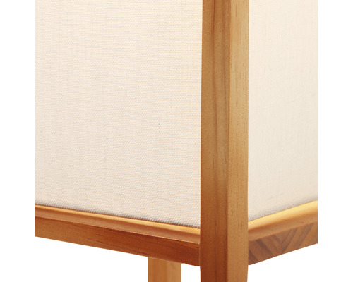 Detailansicht einer Stehlampe mit Holzrahmen und Stoffschirm