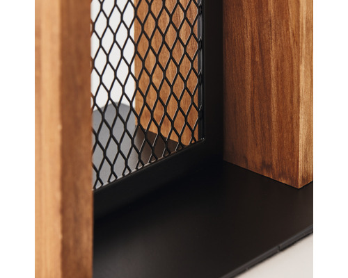 Vue détaillée d''une étagère avec des éléments en bois et un treillis métallique