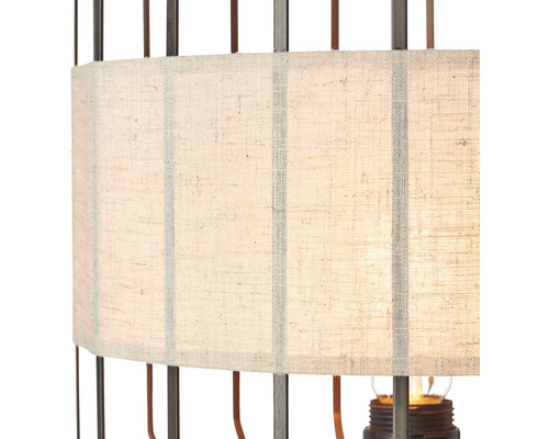 Nahaufnahme einer Tischleuchte mit Stoffschirm und Metallgestell