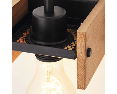 Vue détaillée d''un plafonnier avec cadre en bois et ampoule