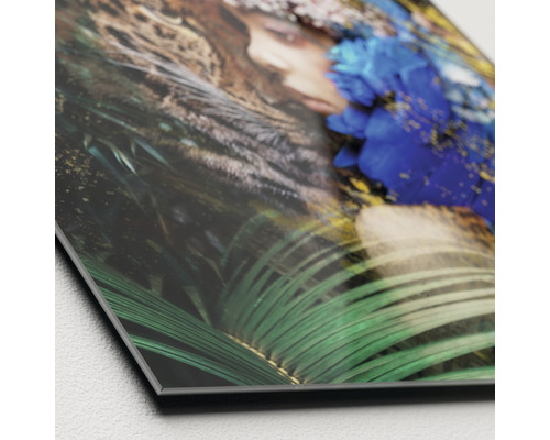 Gros plan d''une plaque en verre acrylique avec un motif imprimé d''une femme dans une scène de jungle