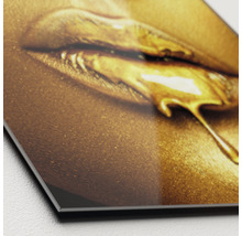 Image décorative avec une bouche et un liquide couleur or