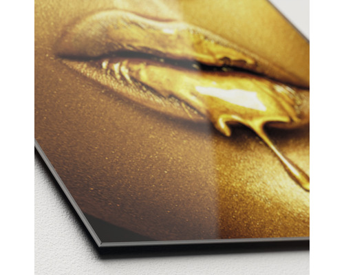 Gros plan d''une impression sur Dibond en aluminium avec un motif de lèvres avec de l''or qui coule