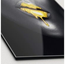 Gros plan d''une plaque en verre acrylique avec un motif de lèvres avec un liquide qui coule