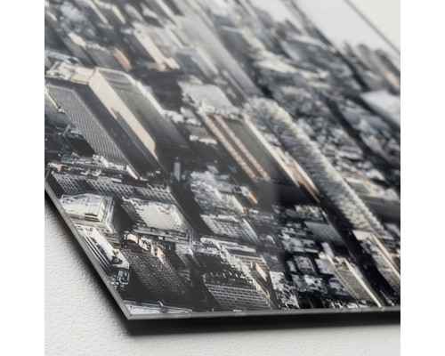 Gros plan d''une photo sur verre acrylique avec vue sur la ville