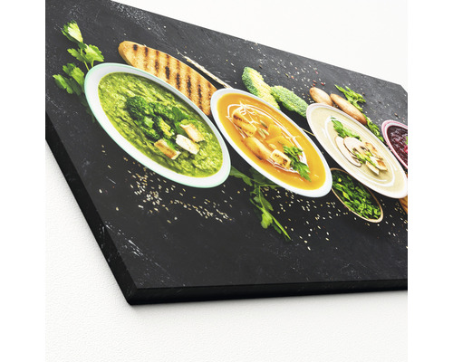 Dekorative Leinwand mit Suppenvielfalt und Beilagen auf dunklem Hintergrund