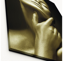 Nahaufnahme eines Goldfarbenen Kunstdrucks, der eine Frau zeigt, deren Hand ihr Gesicht berührt