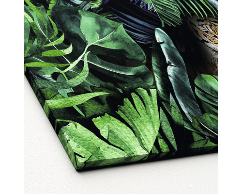 Nahaufnahme einer Leinwand mit tropischen Pflanzenmotiven als Wanddekoration