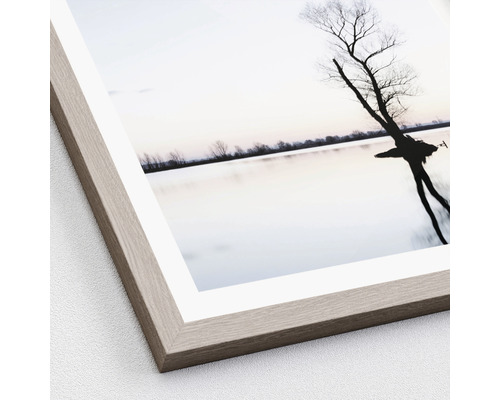 Gerahmtes Bild mit Baum im See