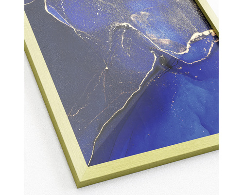 Nahaufnahme eines gerahmten Bildes mit abstraktem blauem und goldenem Muster