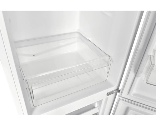 Innenraum eines Kühlschranks mit transparentem Gemüsefach