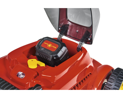 Akkubetriebener Rasenmäher mit geöffnetem Akkufach und eingesetztem Akku