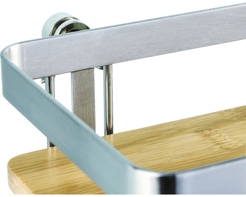 Detailaufnahme eines Badezimmerregals aus Bambus und Edelstahl