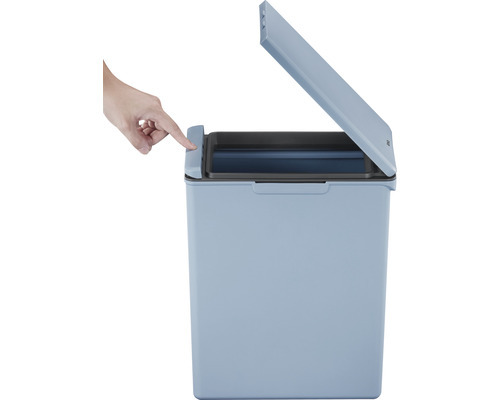 La poubelle à couvercle s''ouvre en appuyant sur un bouton