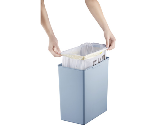 Poubelle avec sac poubelle en cours d''installation