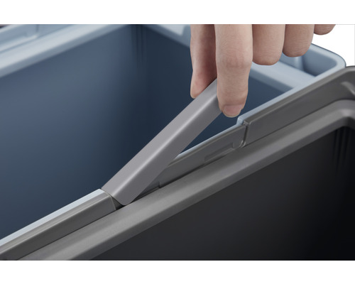 Gros plan sur des poubelles avec poignées