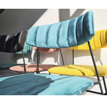 Plusieurs chaises avec revêtement en tissu et pieds en métal sont dans la pièce.