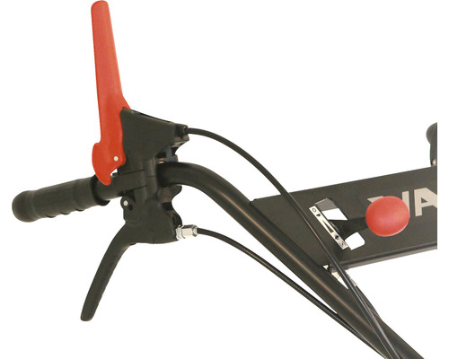 Detailaufnahme des Bedienelements einer Motorhacke