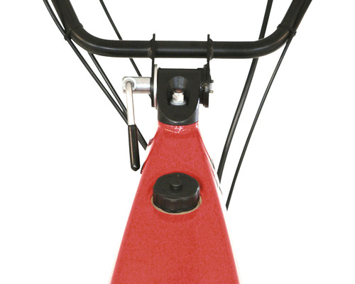 Detailansicht einer Motorhacke mit Lenker und Tankdeckel