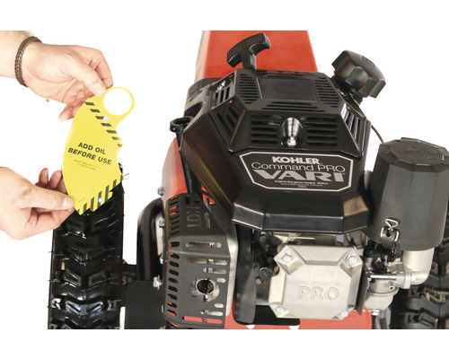 Detailansicht einer Schneefräse mit Warnhinweis Öl vor Gebrauch nachzufüllen