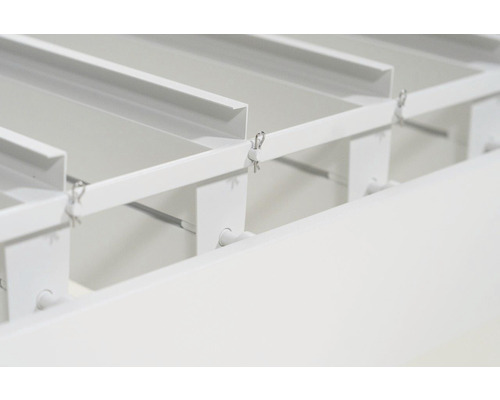Vue détaillée d''une sous-structure blanche pour plafonds suspendus.