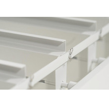 Vue détaillée d''un système d''étagères avec des tablettes métalliques