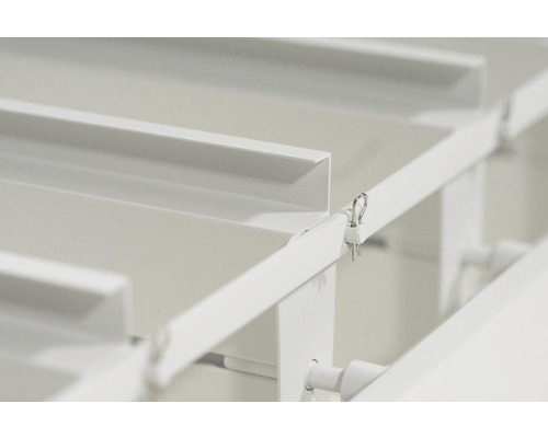 Vue détaillée d''un système d''étagères avec des tablettes métalliques