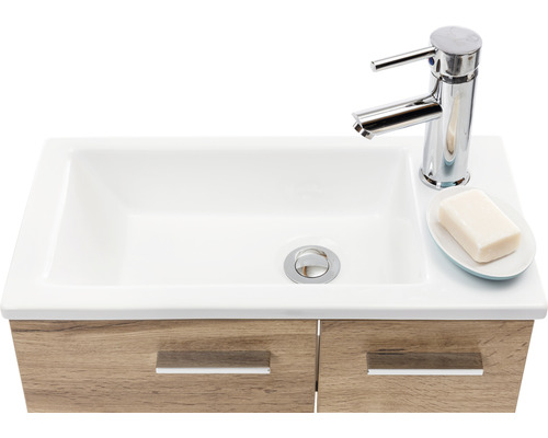 Vasque avec robinet, savon et meuble sous-vasque