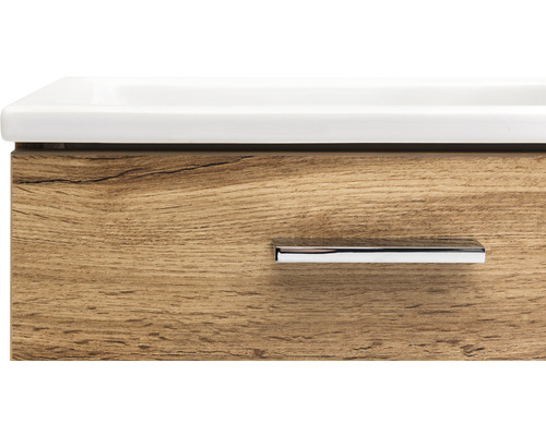 Gros plan d''un meuble sous-lavabo avec aspect bois et une poignée.