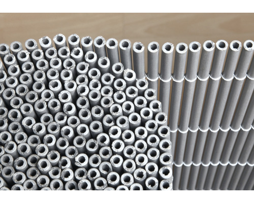 Sichtschutzmatte Konsta PVC Premium Hohlkammer 3 x 1,8 m grau Nahaufnahme eines Sichtschutzzauns aus Kunststoffröhren
