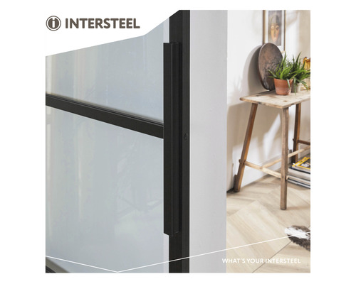 Logo Intersteel. Vue d''une pièce avec une porte intérieure avec cadre en acier et insert en verre.