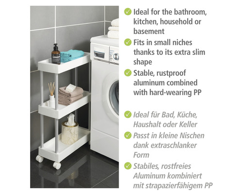 Schmaler, weißer Rollwagen mit drei Ablagen neben einer Waschmaschine im Badezimmer.
