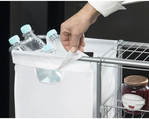 Système de tri des déchets avec un récipient plein et une main tenant le récipient