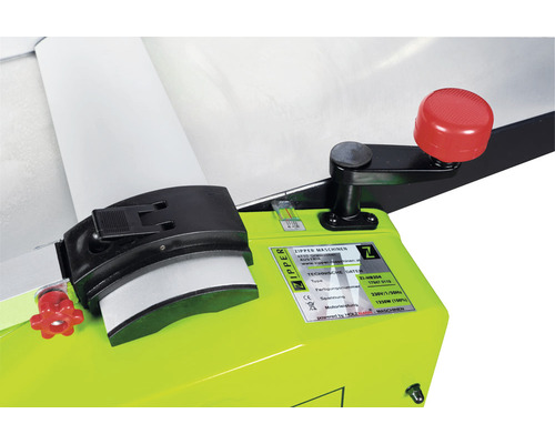 Detailansicht einer Holzbearbeitungsmaschine mit Bedienelementen und technischen Daten