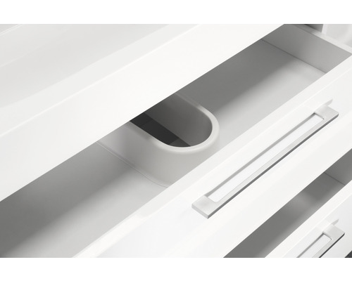 Gros plan d''un tiroir de meuble de salle de bains blanc ouvert avec poignée