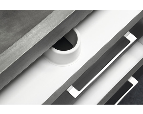 Detailansicht eines Badezimmerschranks mit Schubladen und einem Siphonanschluss