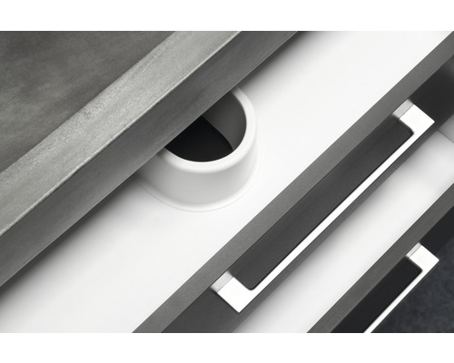 Detailansicht eines Waschtischunterschranks mit Aussparung für Siphon