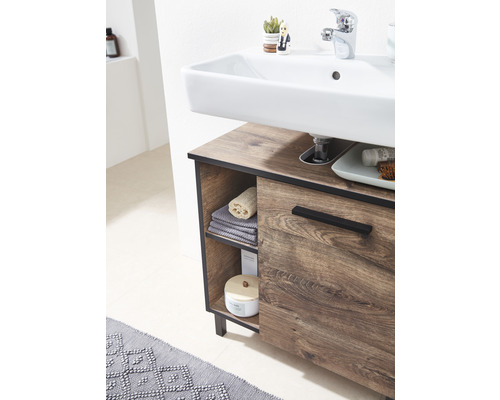 Meuble sous-lavabo avec étagère ouverte et serviettes dans la salle de bains