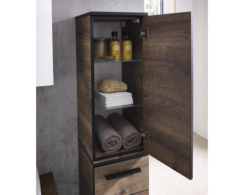 Hochschrank aus Holz mit offenen Tür und Fächern für Badezimmerzubehör