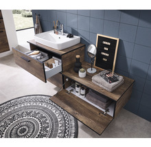 Salle de bains avec lavabo, meuble sous-vasque avec tiroir et compartiment ouvert