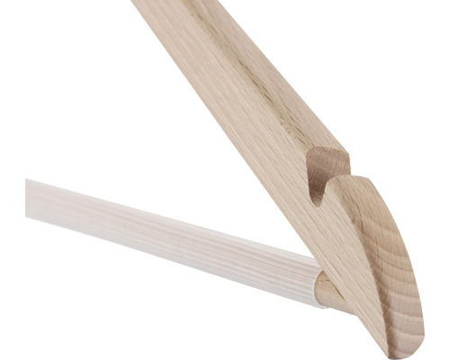 Detailansicht eines Kleiderbügels aus Holz