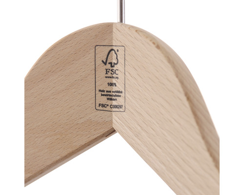FSC-Siegel auf einem Kleiderbügel aus Holz