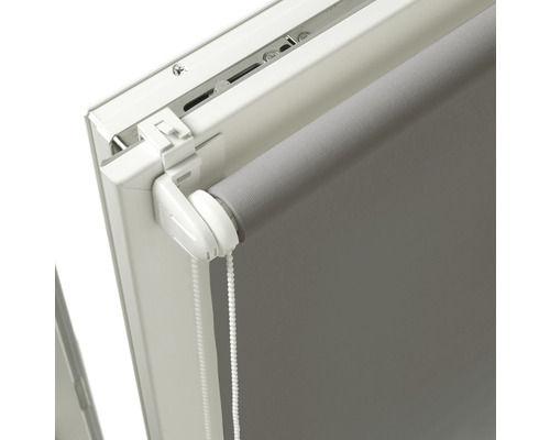 Vue détaillée d''un store enrouleur avec chaînette pour la décoration de fenêtre