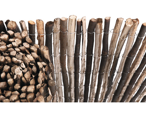 Rouleau de clôture en bois fait de troncs d''arbres